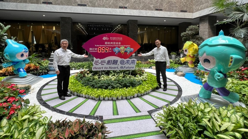 文化體育及旅遊局局長楊潤雄正在訪問杭州，他今日（31日）分別與浙江省文化和旅遊廳副廳長許澎，以及杭州市文化廣電旅遊局黨組成員兼二級巡視員劉宇峰會面。圖為楊潤雄與劉宇峰（左）。