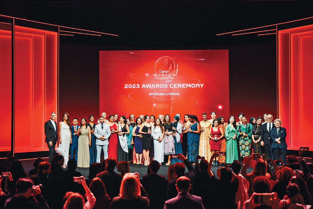 ■二○二三年度「卡地亞女性創業家獎」頒獎禮上，三十二位得獎者聚首一堂，與一眾嘉賓在台上一起大合照。