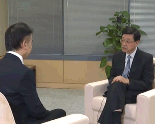 李家超接受中央電視台訪問。