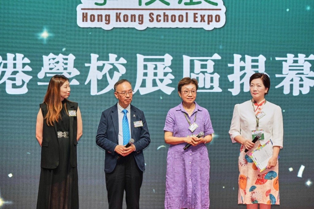 (左起)星島新聞集團業務發展部執行副總經理蘇美芳小姐、灣區教育聯盟總策劃梁兆棠校長、灣區教育聯盟策劃總統籌周慧珍女士及YOU AND ME基金會會長蘇麗珍博士 MH, JP,於「香港學校展區揭幕禮」中分享現世代AI盛行,但實體閱讀依然不可或缺,推廣閱讀任重道遠。 (左起)星島新聞集團業務發展部執行副總經理蘇美芳小姐、灣區教育聯盟總策劃梁兆棠校長、灣區教育聯盟策劃總統籌周慧珍女士及YOU AND ME基金會會長蘇麗珍博士 MH, JP,於「香港學校展區揭幕禮」中分享現世代AI盛行,但實體閱讀依然不可或缺,推廣閱讀任重道遠。
