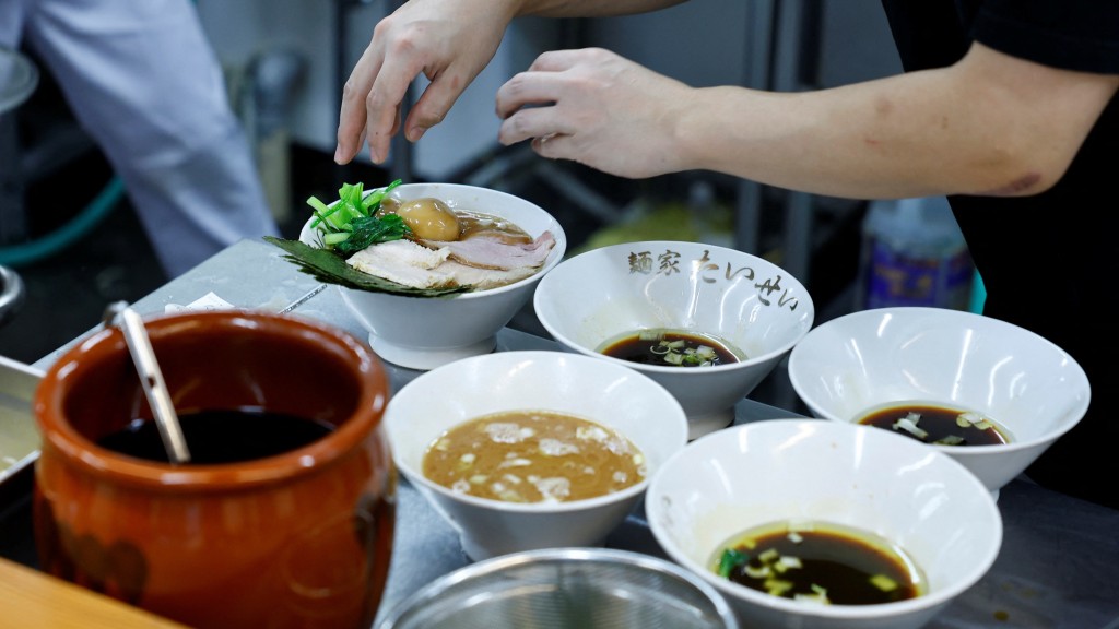 日本拉麵材料複雜，有肉有菜，湯底也很講究，成本越來、越貴。 路透社