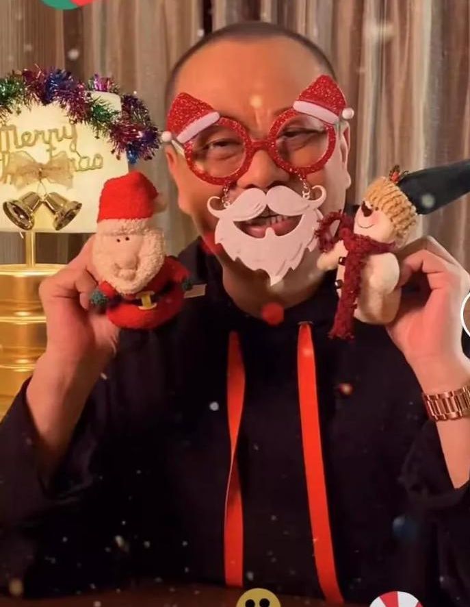 Bobby一心为节日拍片添气氛。