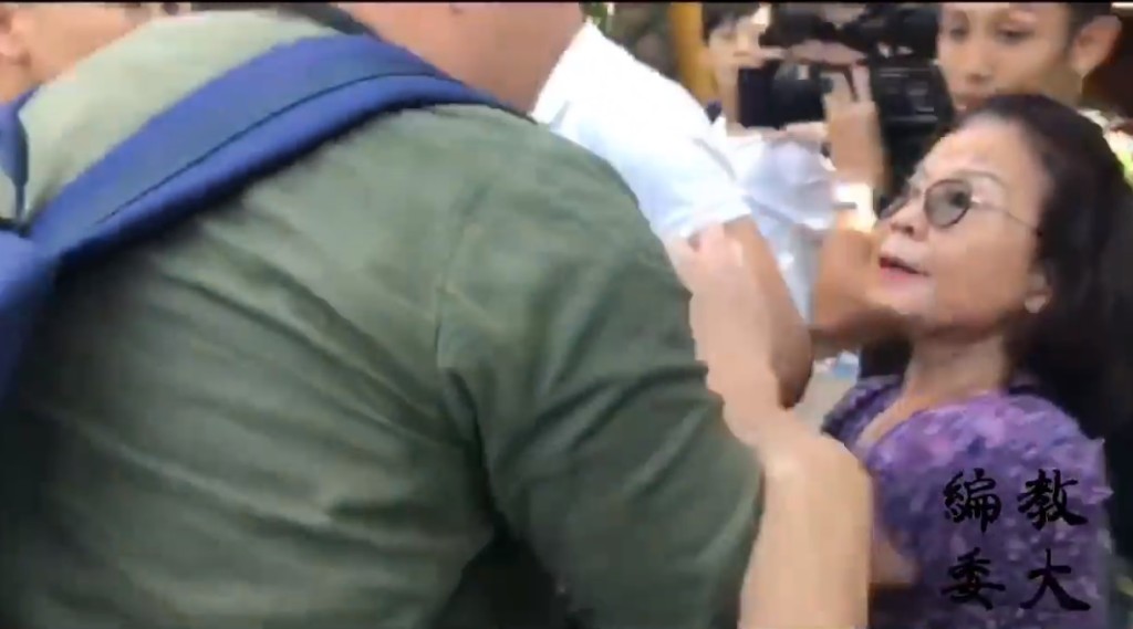 便衣警員要求人群冷靜。教大編委會截圖