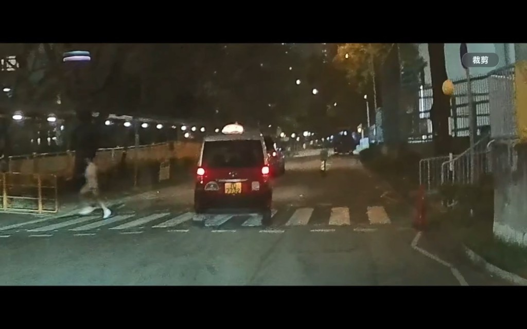 一名男童從右邊跑出,的士司機見狀立即將車煞停。fb「車cam L(香港群組)」Queen_W08片段截圖 一名男童從右邊跑出,的士司機見狀立即將車煞停。fb「車cam L(香港群組)」Queen_W08片段截圖