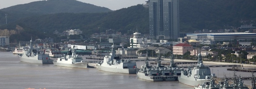 互联网不时都会有网友好奇拍下军港战舰的图片。