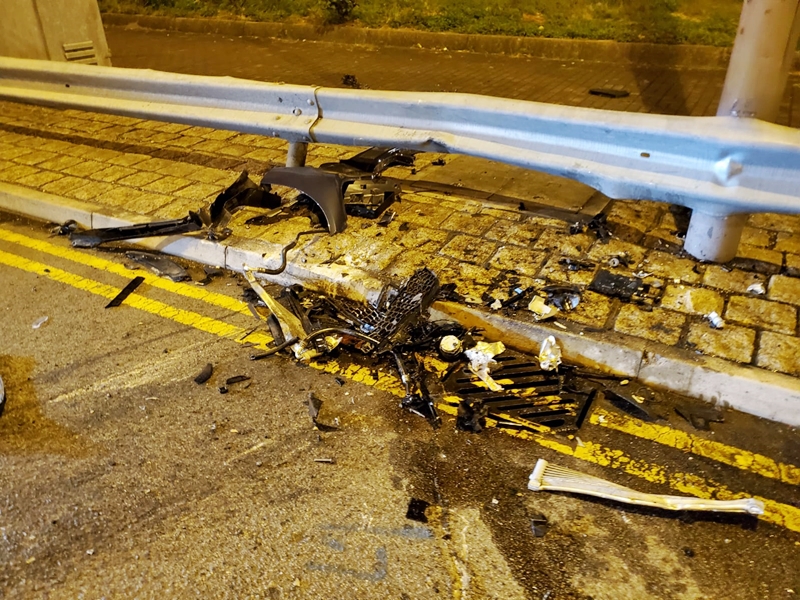現場遺下少量私家車碎片。