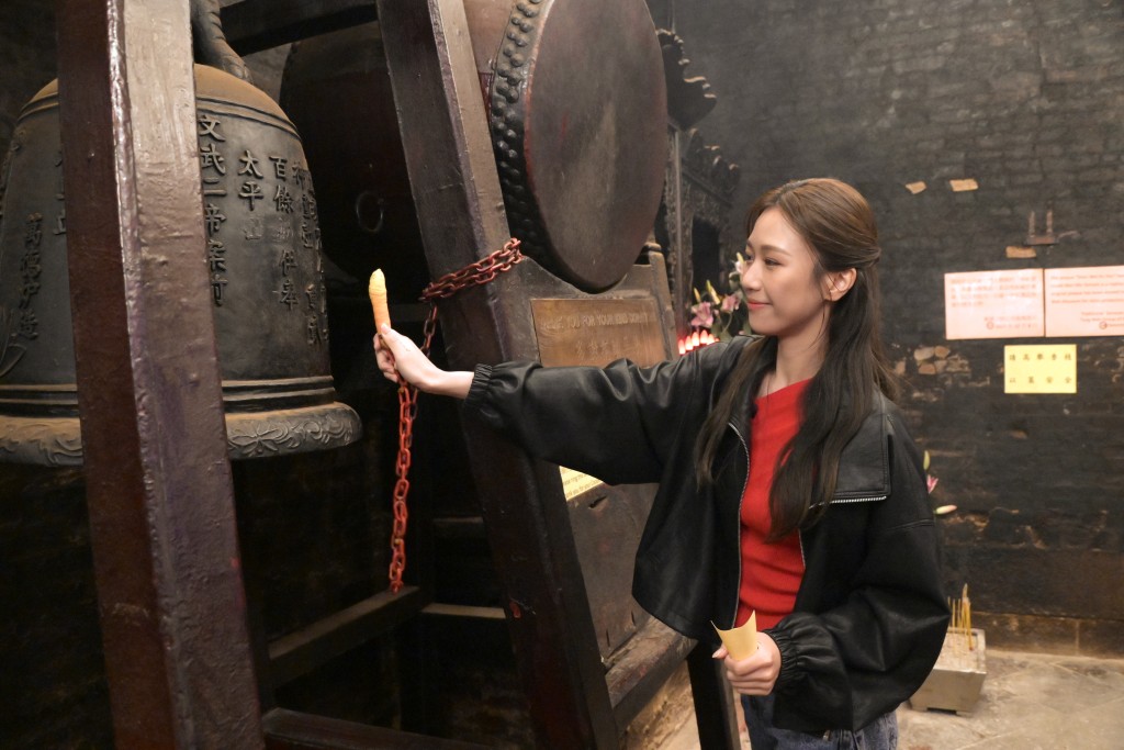 何沛珈對廟內一事一物感好奇。
