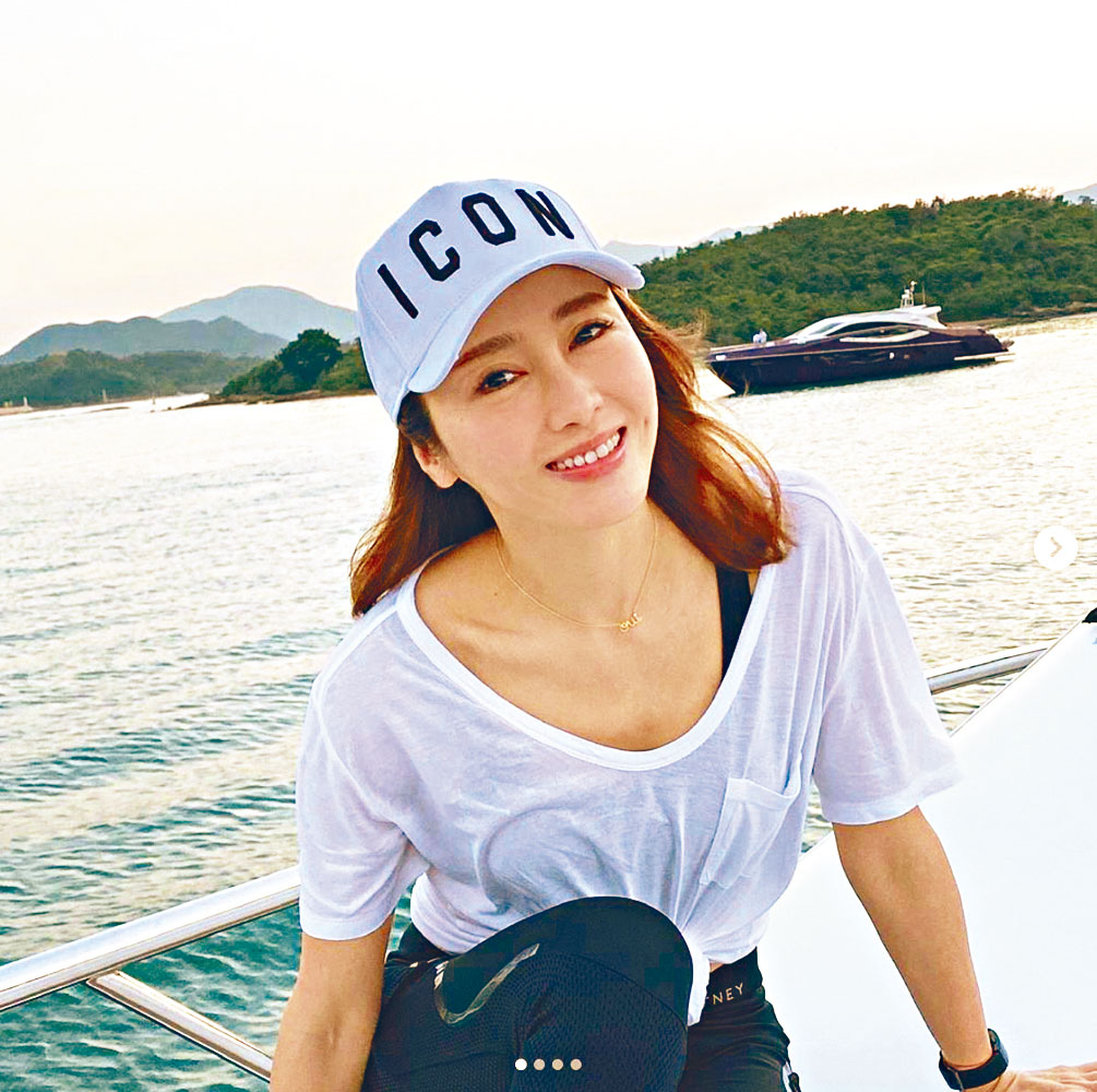 黎姿坦言希望爱女快高长大，但又想她们永远缠在身边。