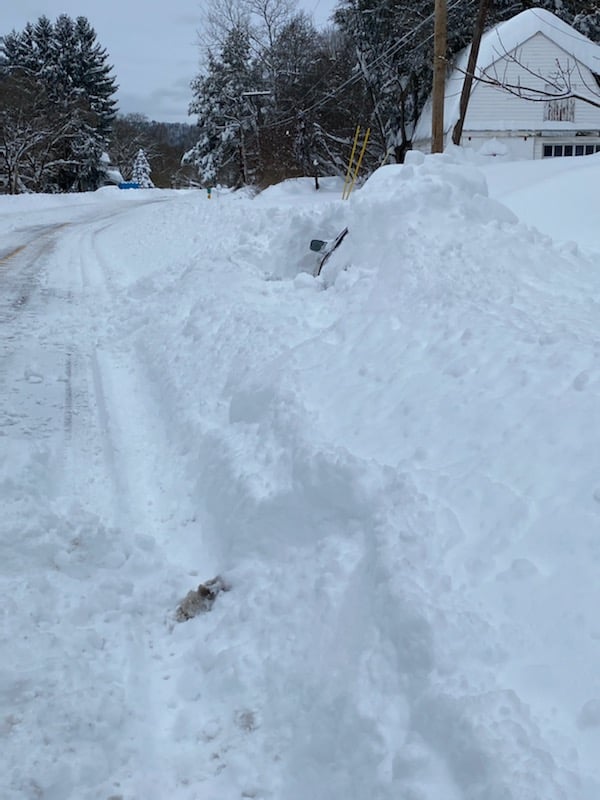 私家車被埋在約40吋積雪底下。New York State Police fb
