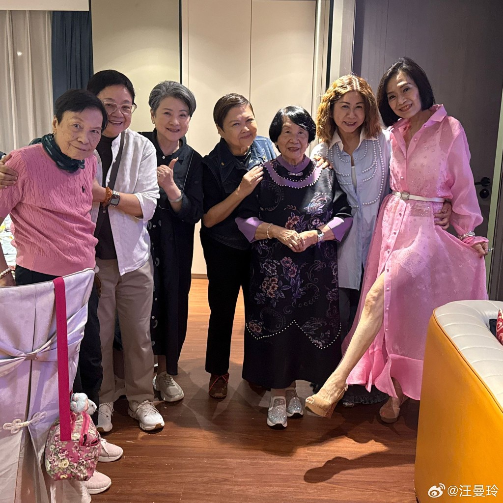 余慕蓮可以站起身影大合照，身體狀況理想。（圖片來源：汪曼玲微博）
