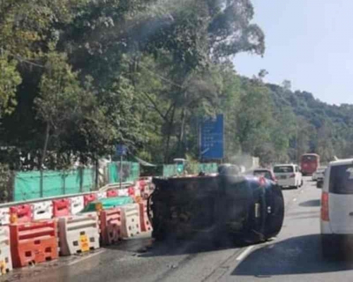 私家車撞向路邊水馬後翻側。突發事故報料區 網民:Bosco Chu