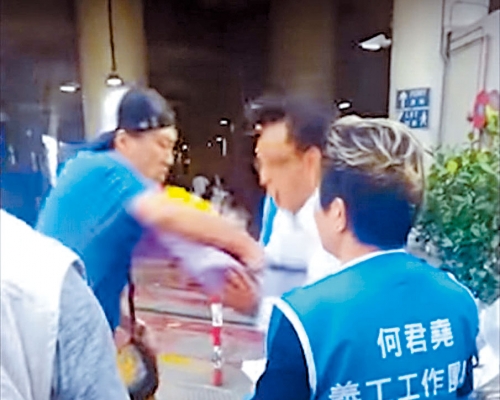 立法會議員何君堯兩年前擺街站,遭被告刀刺一刻。