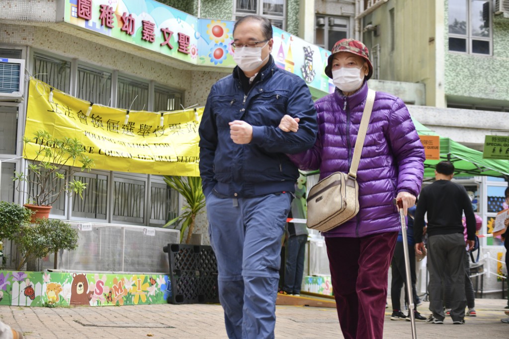 他指許多長者雖然沒有經常性收入，但其實擁有資產，當中有約57%的「全長者戶」實際上是已供滿樓的業主。