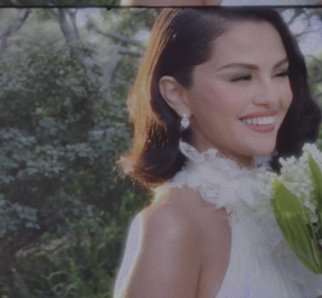 Selena穿上美國品牌訂製婚紗。