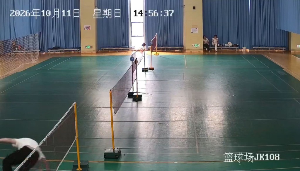 湖北汉手机放裤袋打羽毛球，跌倒爆炸火烧后栏重伤。