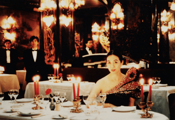 宋怀桂身穿皮尔 ‧ 卡丹设计的晚装，坐在北京马克西姆餐厅内。