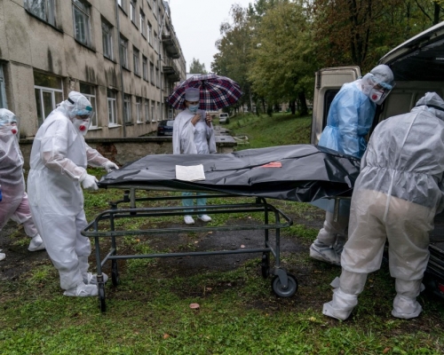 英國過去一日新增143人死於新冠狀病毒,是4個多月以來單日病故人數首次破百。AP圖片