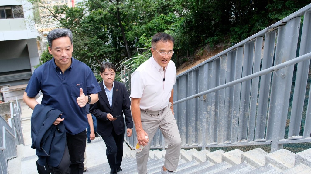 即場試行這條共有88級的「捷」駁樓梯,都只是1分鐘左右就上到學校。田北辰fb 即場試行這條共有88級的「捷」駁樓梯,都只是1分鐘左右就上到學校。田北辰fb