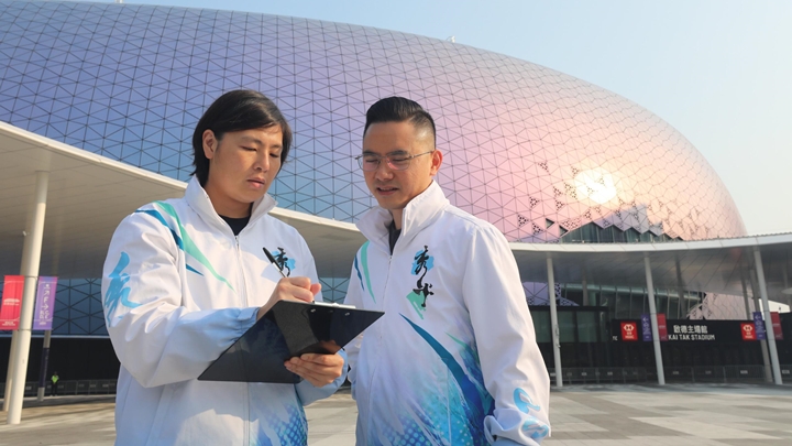 梁智豪（右）與吳佩斯在國際七人欖球賽期間，與團隊確保賽事順利進行。