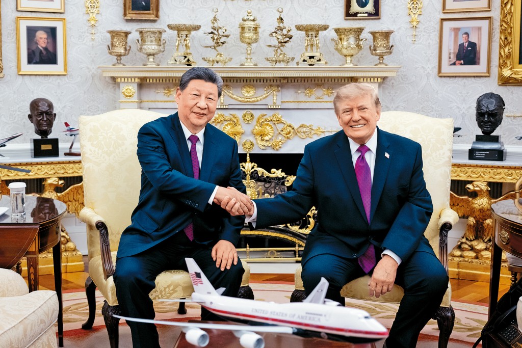 国家主席习近平与美国总统特朗普在白宫椭圆形办公室小范围交流，两人其后握手。