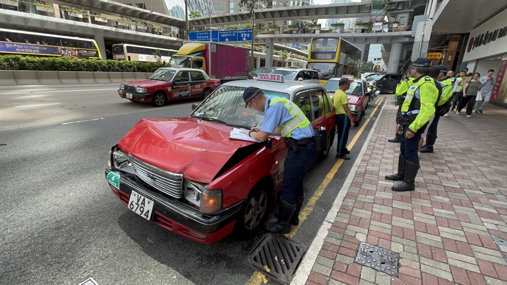 警方到場調查。楊偉亨攝