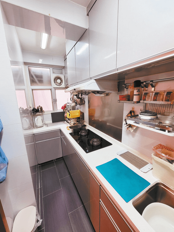 廚房工作台有不少空間擺放廚具及食材，方便喜好下廚之人。
