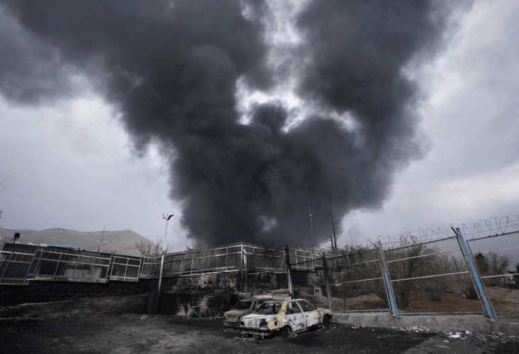 美国总统特朗普于当地时间周二下午宣布，应巴基斯坦方面的请求，决定暂缓对伊朗的军事打击并延长停火期限，以待伊朗内部达成统一提案及双方谈判结束。路透社