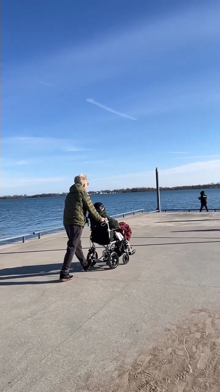彭父要坐轮椅。