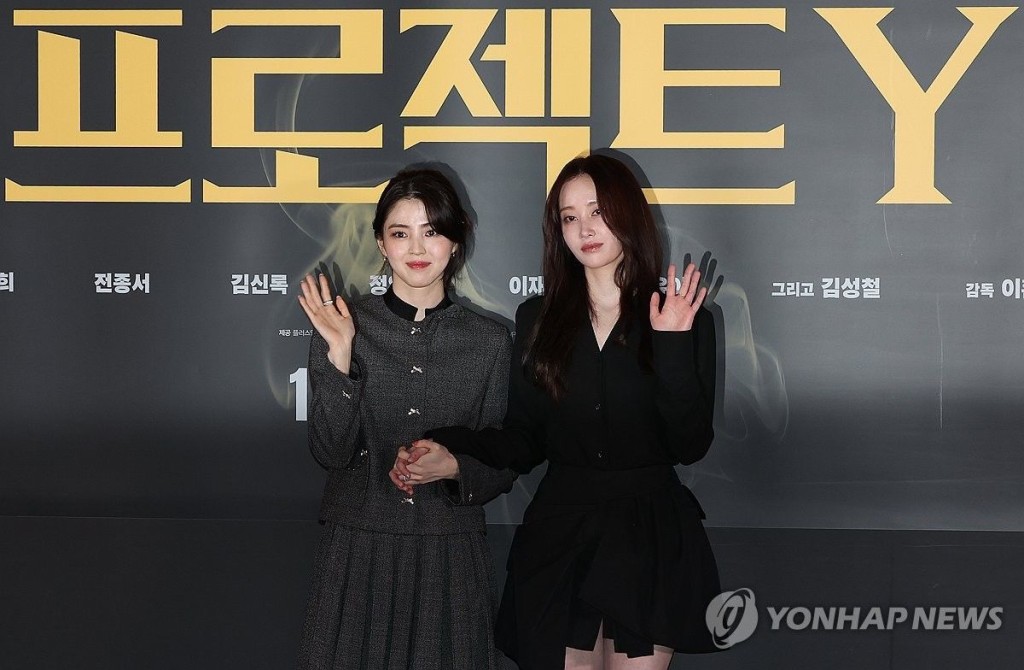 韓韶禧（左）近日為了宣傳與全鍾瑞合作的電影《Project Y》受訪。