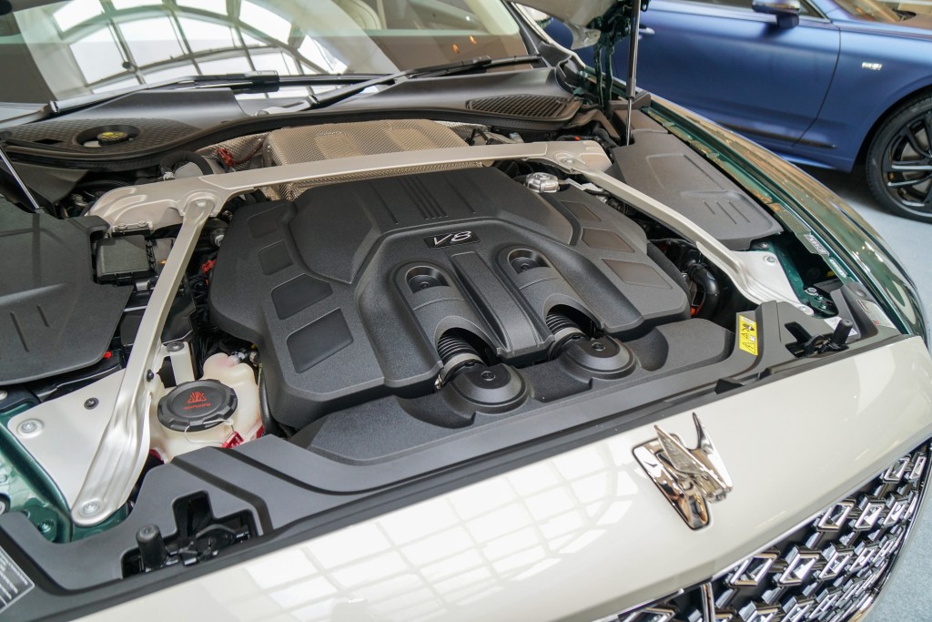 Bentley HK-DCH舉辦The Touch of Mulliner Exhibition:Bentley Ultra Performance hybrid混能系統由4公升V8雙Turbo引擎與140kW電馬達組成,可爆發782ps馬力和1,000Nm扭力,0-100km/h加速3.5秒。