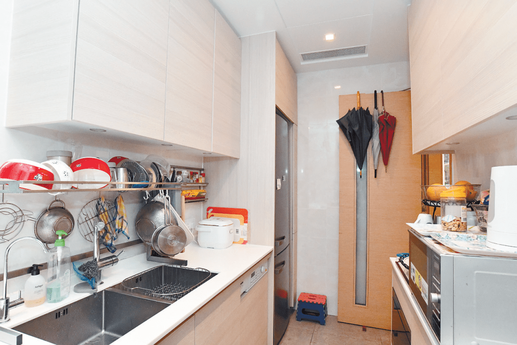 厨房置U型工作台，提供充足下厨和收纳空间。