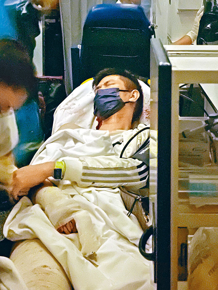 男子在旺角遭兩刀手斬傷，現場遺下血迹。