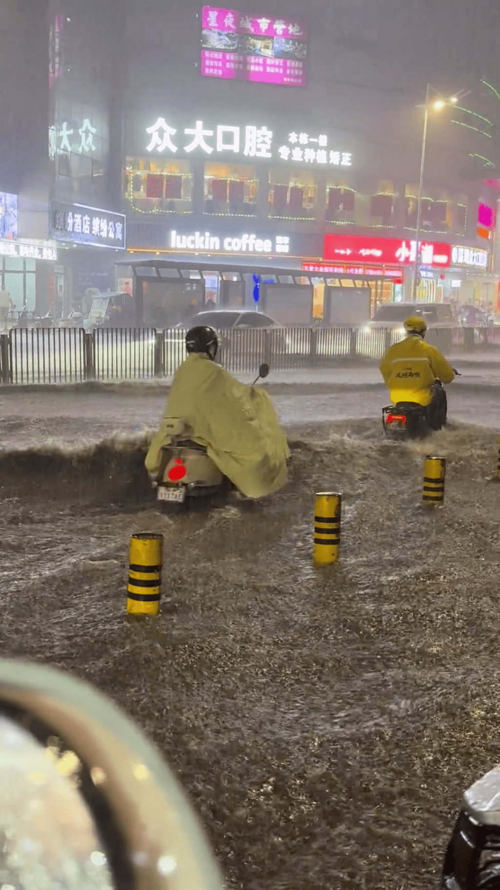 深圳暴雨预警信号6日连升两级，龙华积水逾60厘米，马路卷起浪花。  抖音