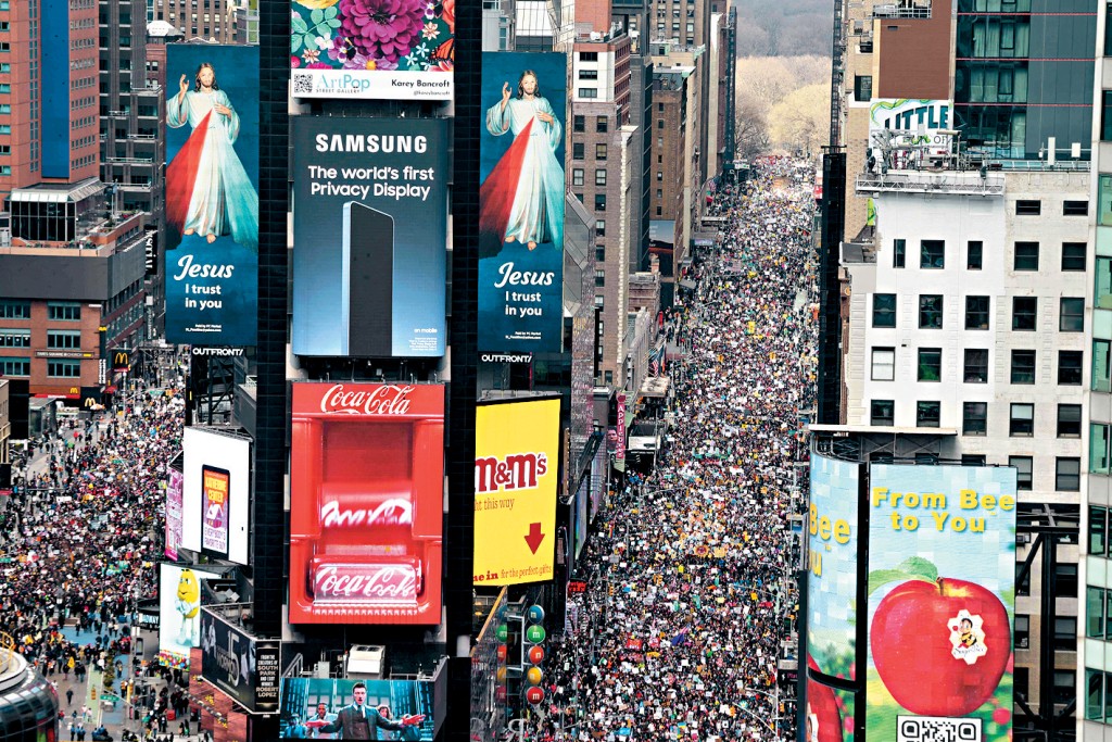 大群示威者聚集紐約時代廣場參加「不要國王」示威。 