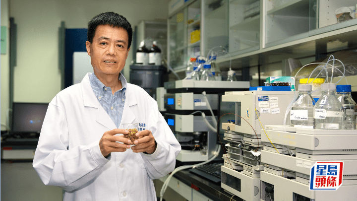 領導團隊的浸大中醫藥學院副院長（教與學）張宏杰表示，國家藥品監督管理局批准DR2註冊為化妝品新原料。浸大提供