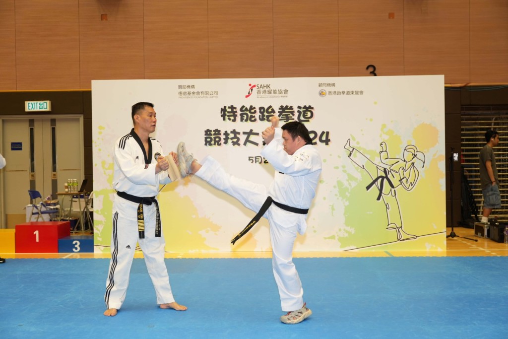 协会跆拳道选手王仁汉(右)于2011年开始学习跆拳道，2021年成功考获跆拳道黑带。