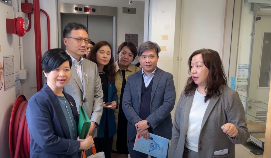何永賢早前她去到東匯邨了解新系統試行情況。何永賢fb影片截圖