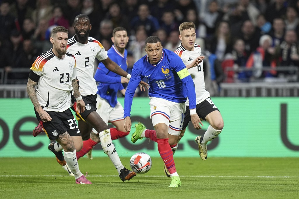 德国(白衫)2:0击败法国。AP