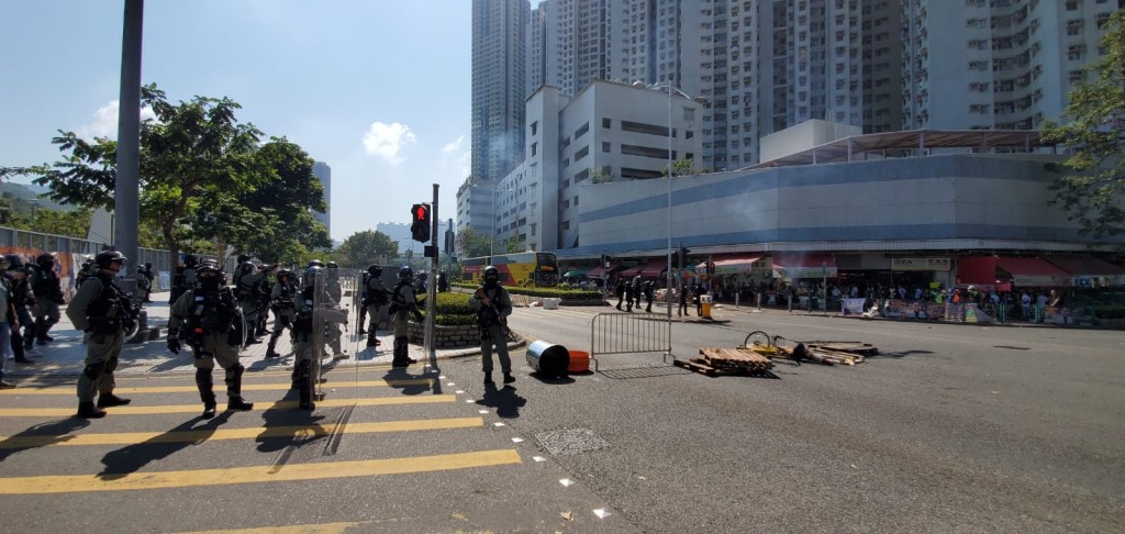 示威者在將軍澳運動場對開以雜物築路障。