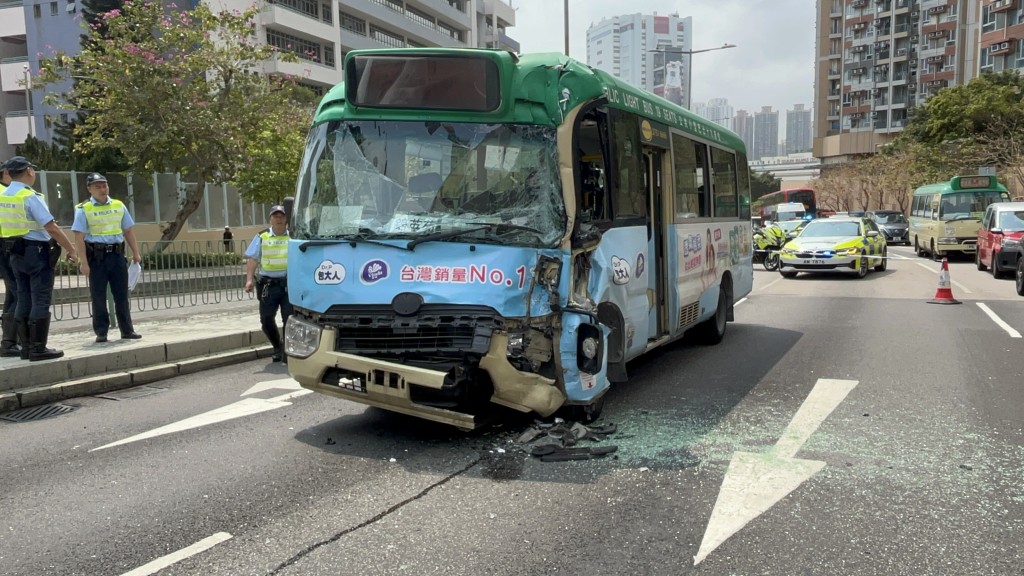 小巴车头撞毁，挡风玻璃破裂。