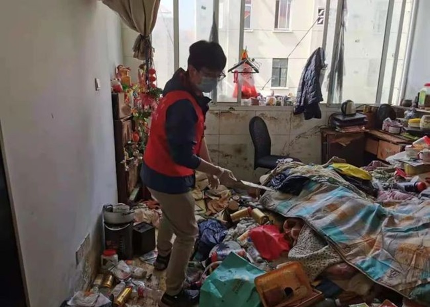 當地街道委員會人員為老翁住所進行大掃除。網圖
