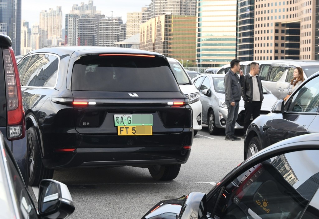 聖誕節中午，港運大廈露天停車場至少有5輛「FT」車牌的粵車停泊。