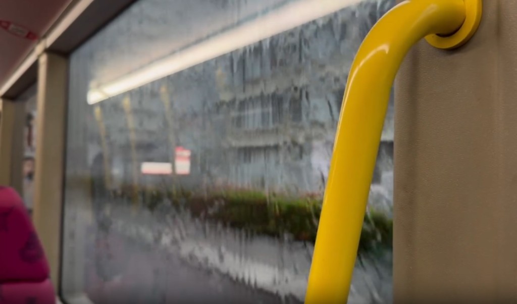網民:剛上車前往做治療,便黑雨了#雨大到好似洗車。tslchung@Threads截圖 網民:剛上車前往做治療,便黑雨了#雨大到好似洗車。tslchung@Threads截圖