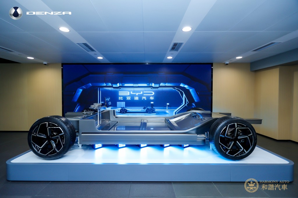 和諧汽車騰勢Denza灣仔旗艦店開幕，店內展示BYD e3.0電動車專用平台。