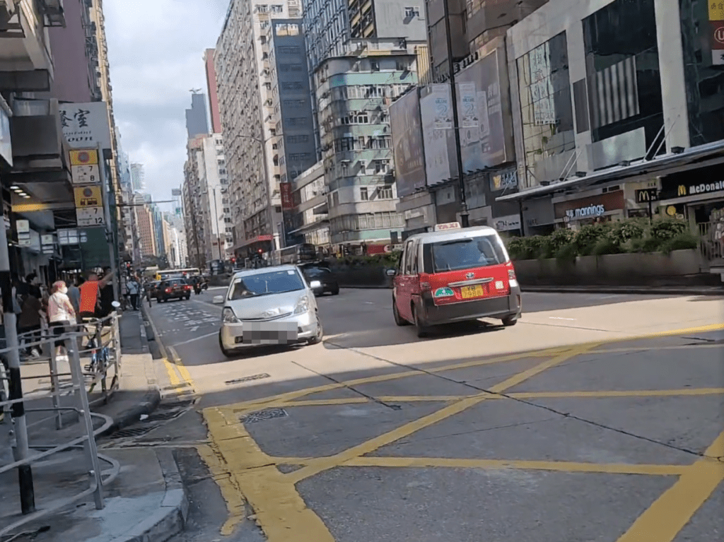 私家车逆线停在弥敦道。fb：马路的事讨论区