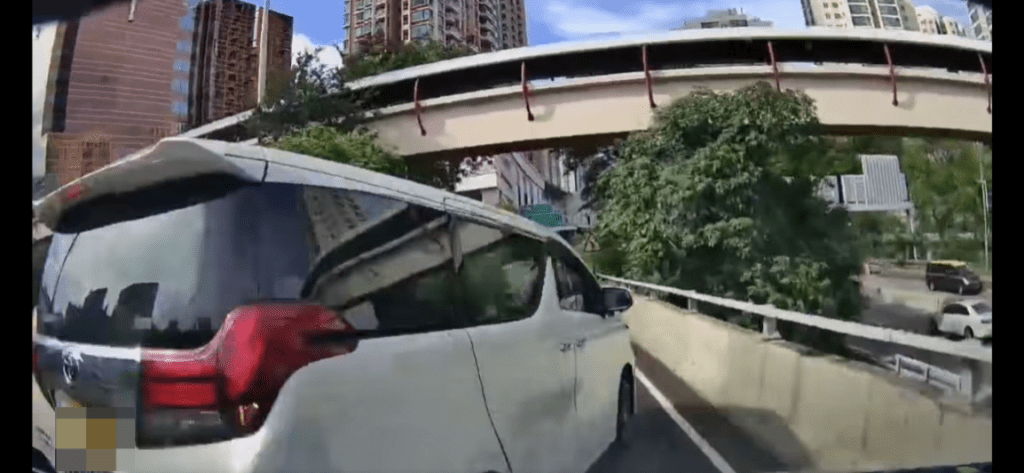 白色七人車先撞到車cam片主的私家車。
