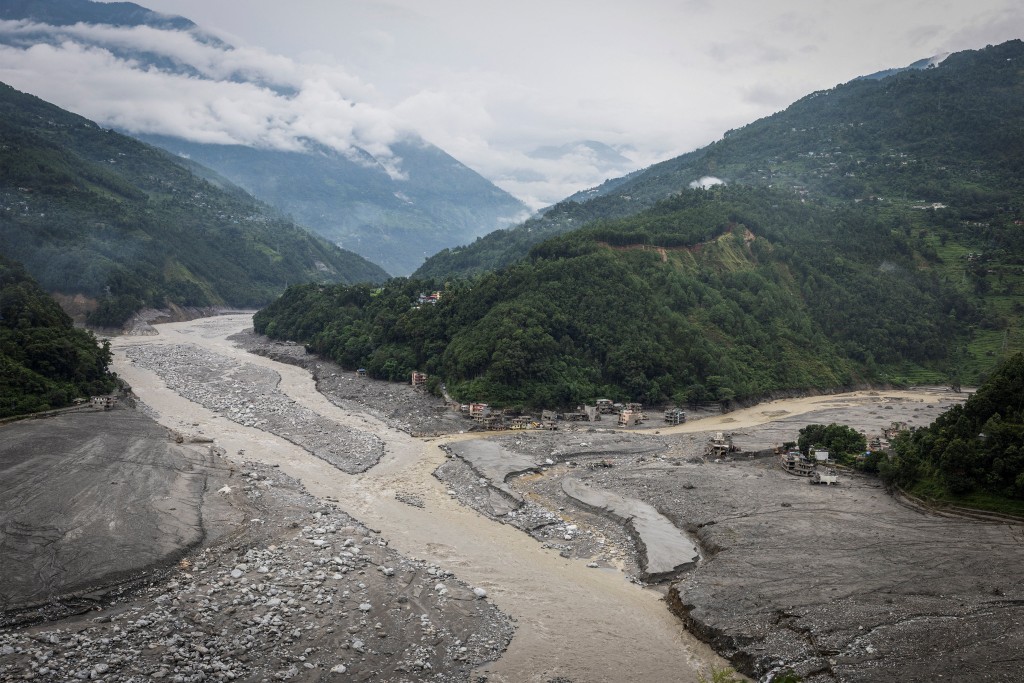 尼泊尔全国77个行政区中有49区可能出现突发山洪，逾半地区面临较高洪水或山洪风险。路透社