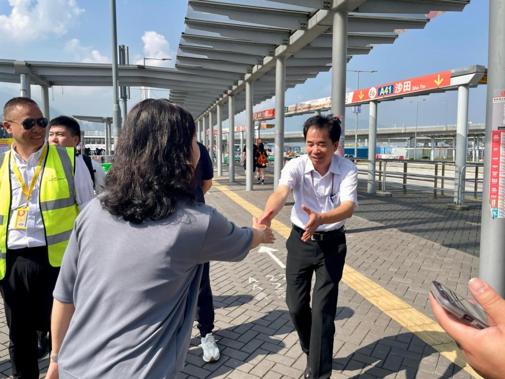 陳美寶親身感謝各前線車長的服務。運物局fb圖片 陳美寶親身感謝各前線車長的服務。運物局fb圖片