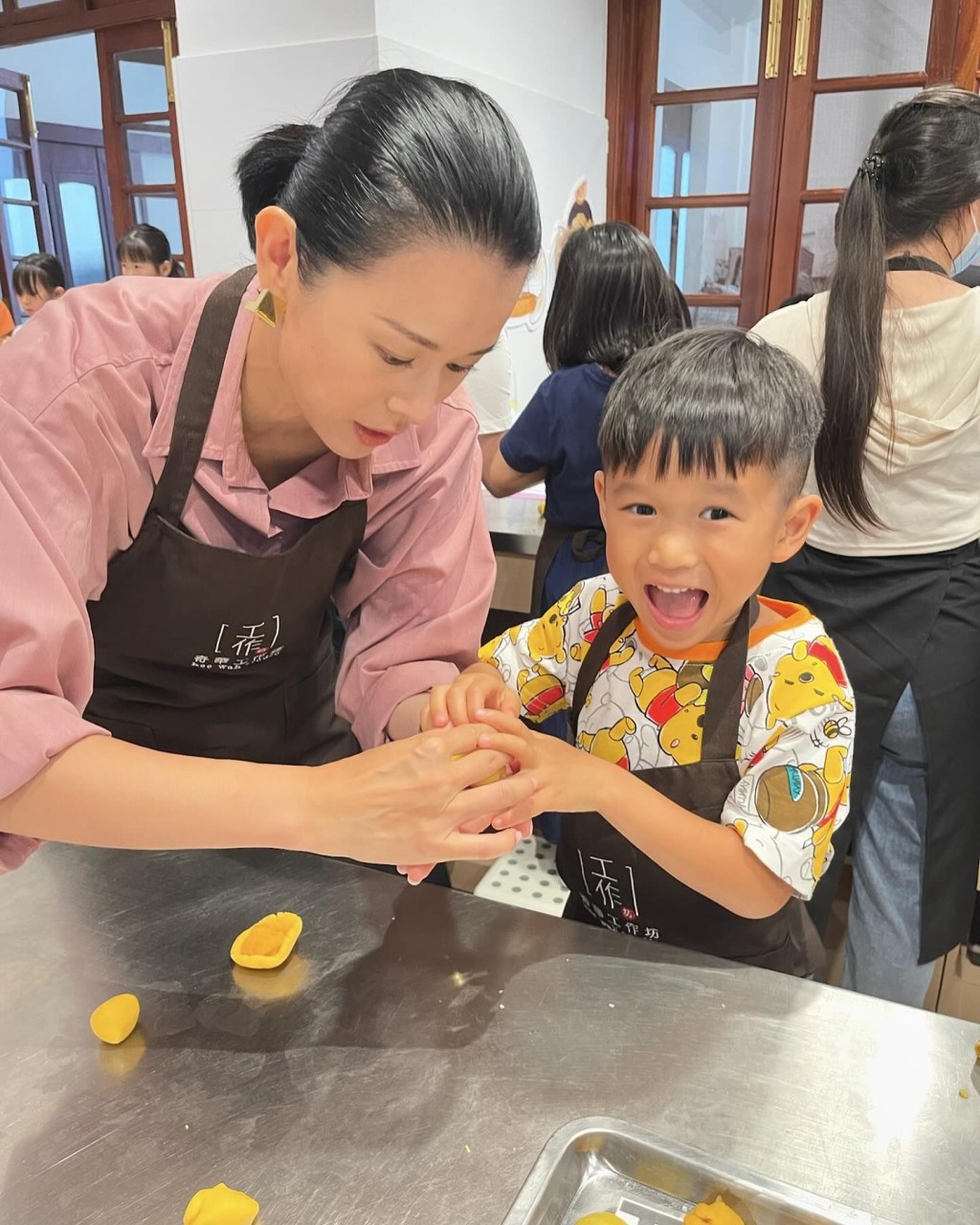 胡杏儿日前趁空闲带三子学整月饼应节。