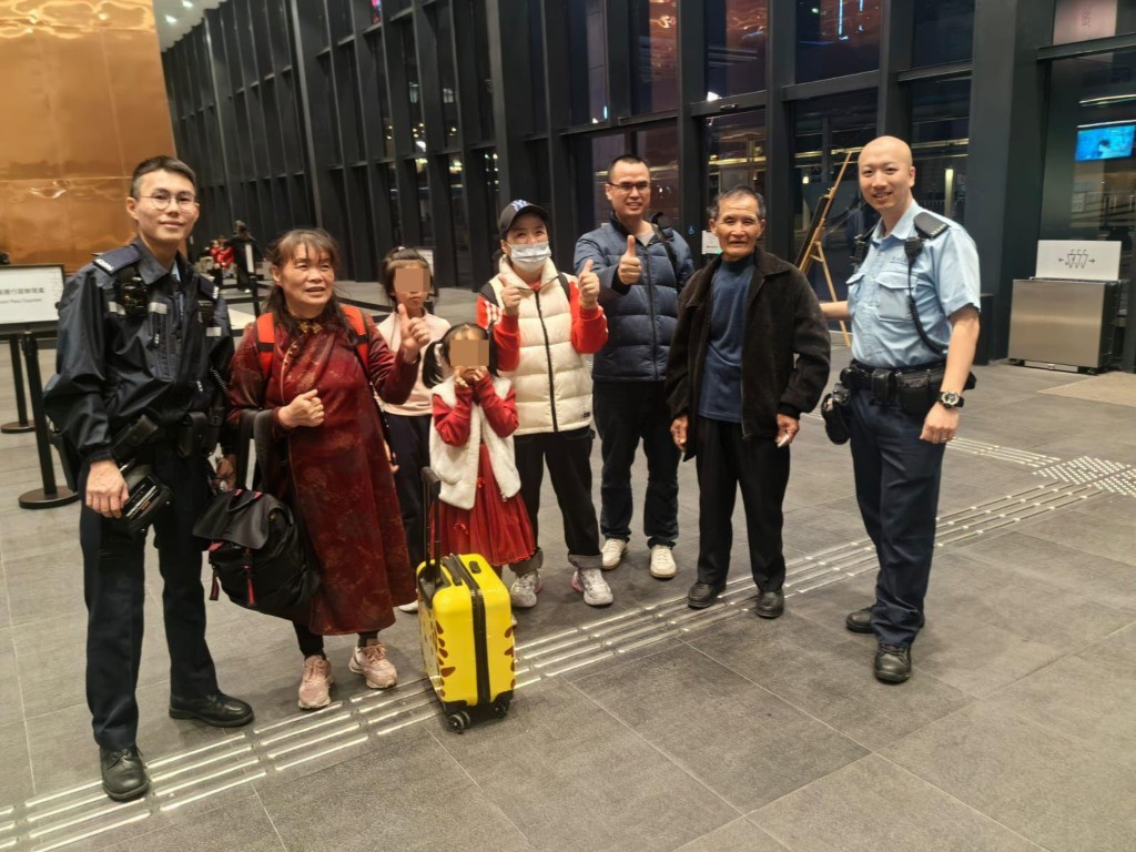 內地遊客感激郭文輝（右一）等警員在茫茫人海中找回失散的家人，要求合影留念。 警方提供